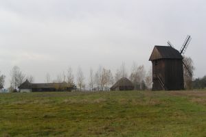 widok na wiatrak i starą wieś