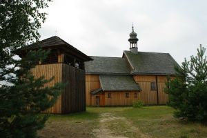 Kościół pw. św. Marcina z 1758 r. i dzwonnica z 1774 r. z Wysokienic