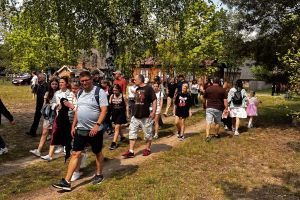 Grupa ludzi zwiedza Skansen w Maurzycach