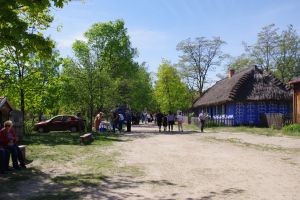 Grupa ludzi zwiedza Skansen w Maurzycach
